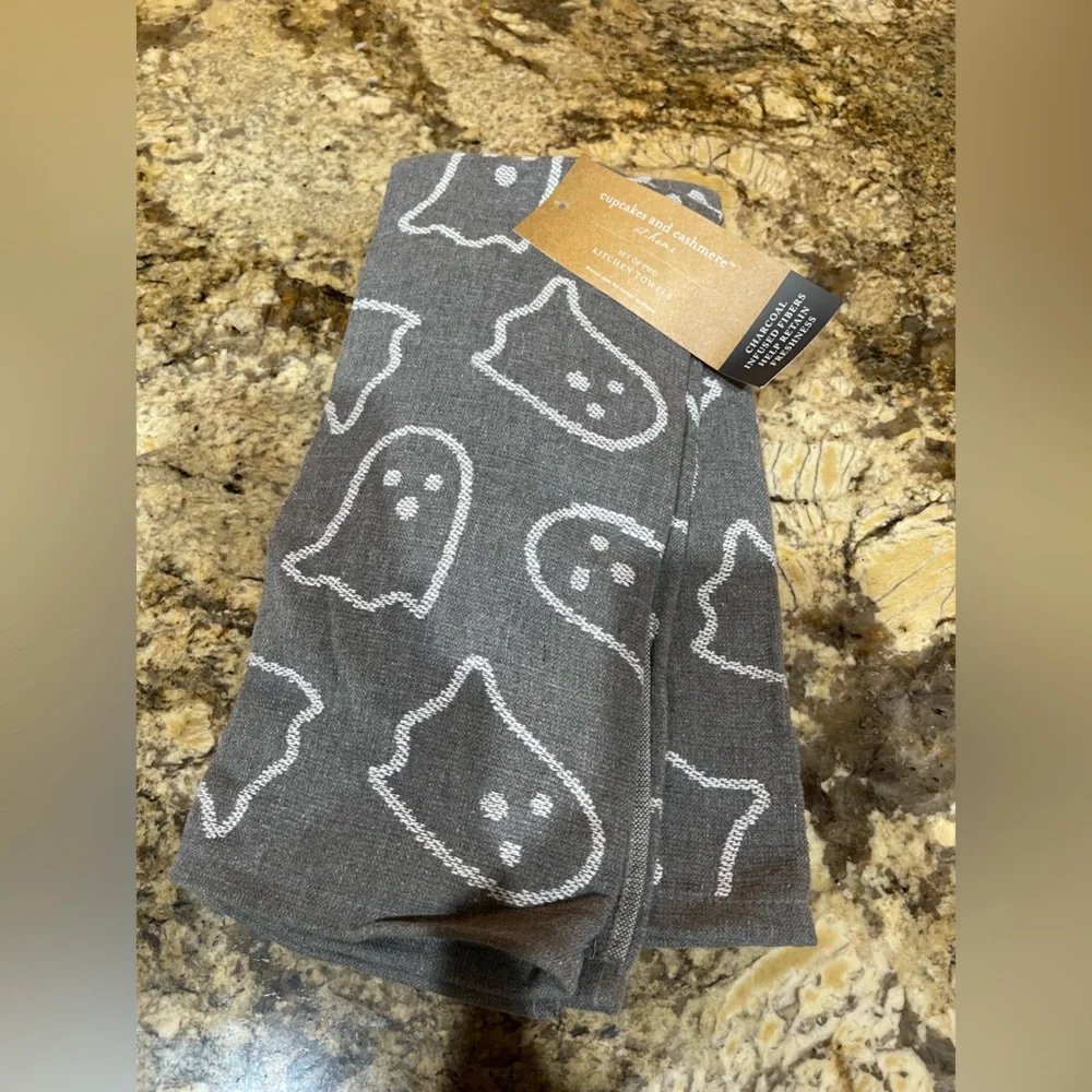 Cupcakes and Cashmere charcoal infused pumpkins kitchen towel set - Brand new!